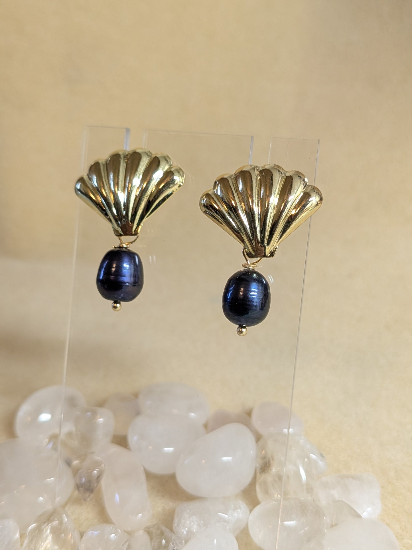 Clam Shell Pearl Dangle