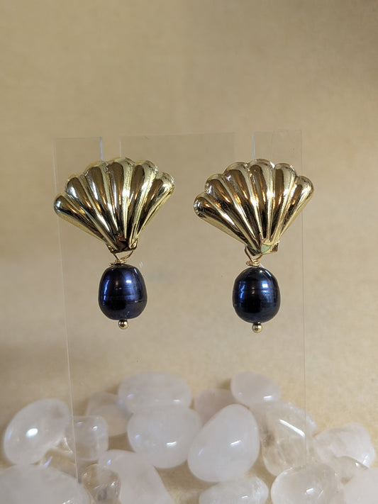 Clam Shell Pearl Dangle