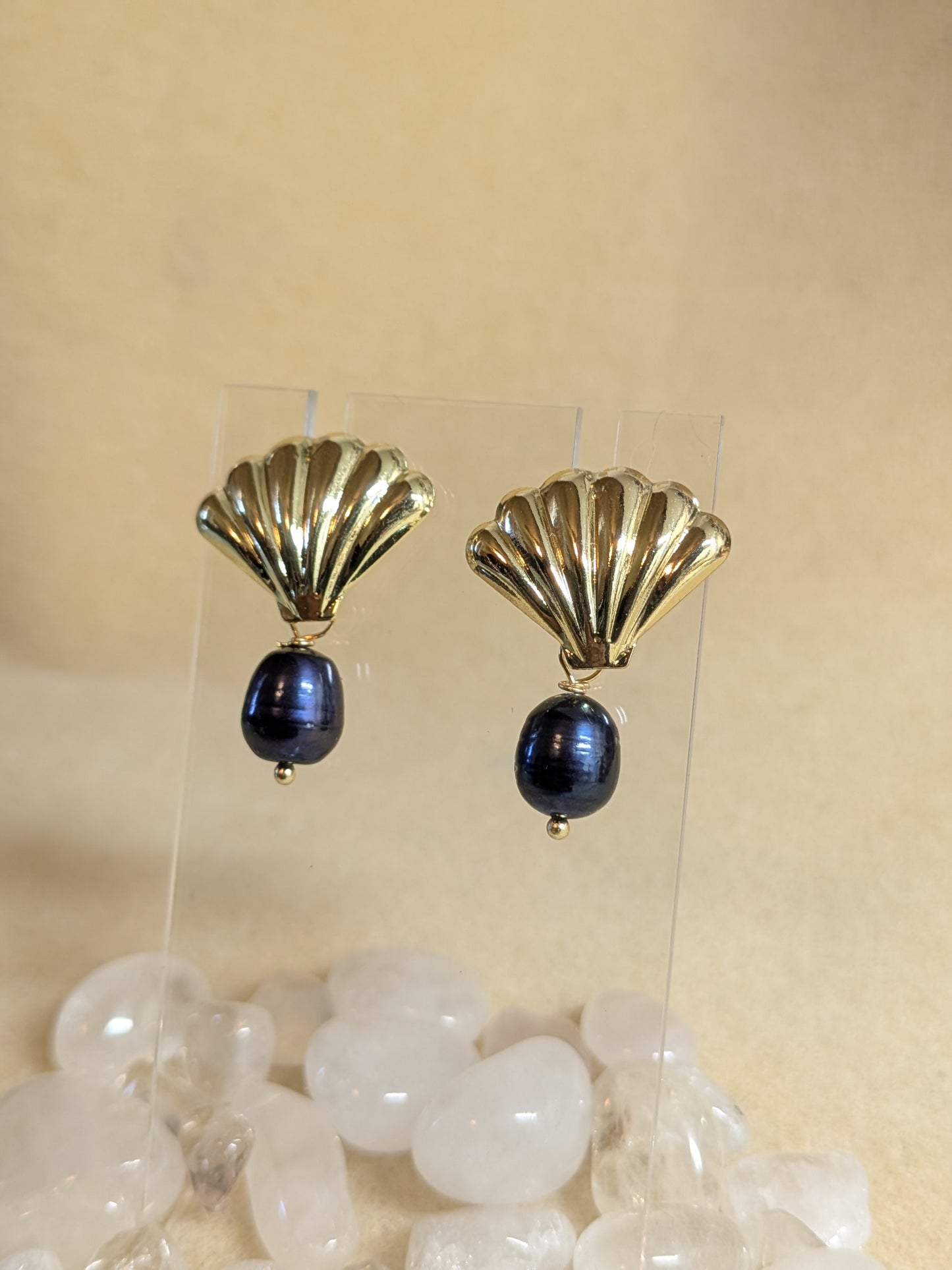 Clam Shell Pearl Dangle